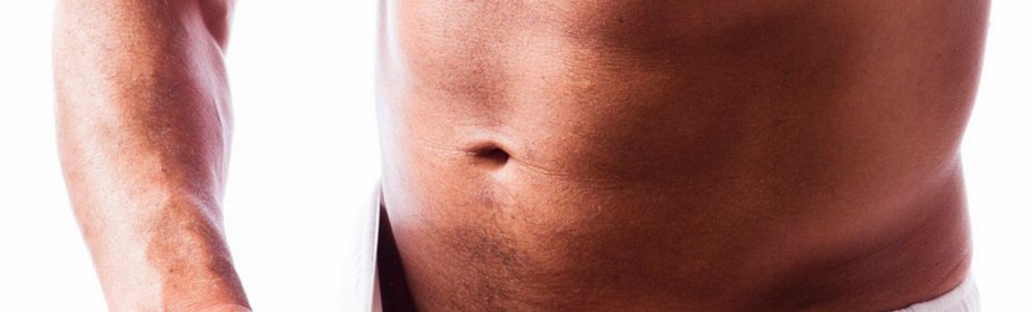 Ein Mann vergrößert seinen Penis mithilfe einer Vakuumpumpe